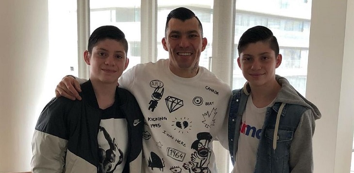 Gary Medel celebró a distancia el cumpleaños número 16 de sus gemelos y les dedicó alentador texto