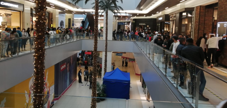 Adulto mayor murió tras caer desde quinto piso del Costanera Center: se investiga posible suicidio