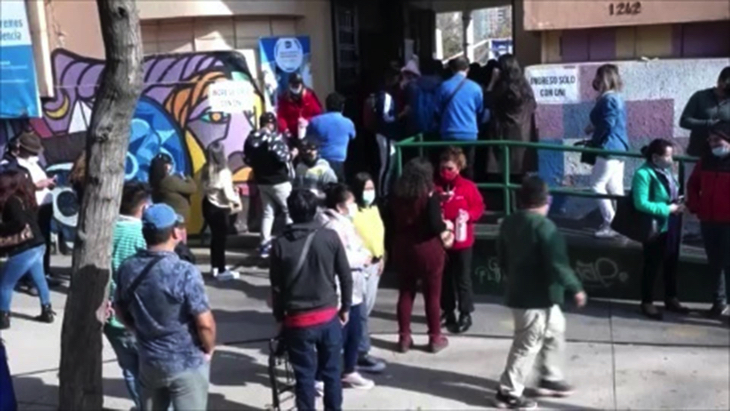 Largas filas de peruanos en Chile para votar en las polarizadas elecciones presidenciales