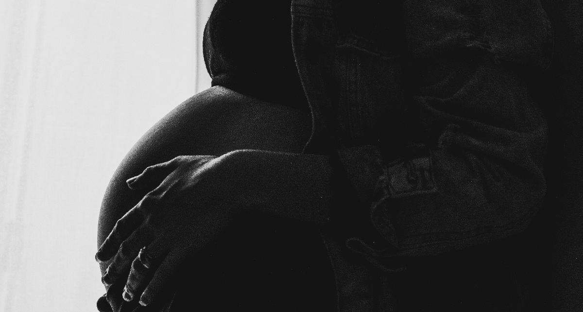 Mujer de 19 años dio a luz en su casa tras ser devuelta dos veces por Hospital de Quellón