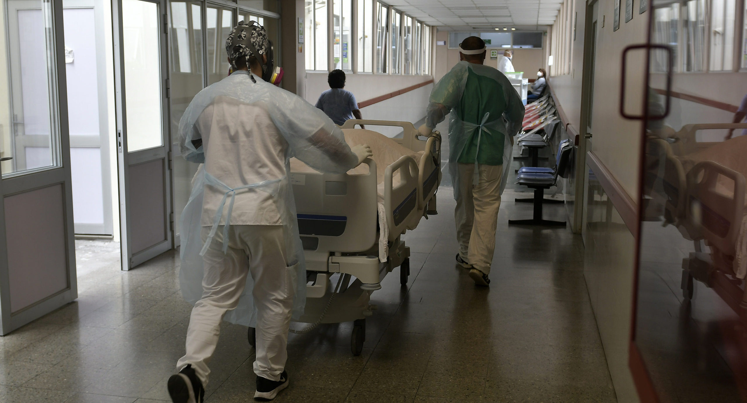 Por primera vez: menores de 39 lideran ocupación UCI por COVID y vacunación ahora apunta a rezagados