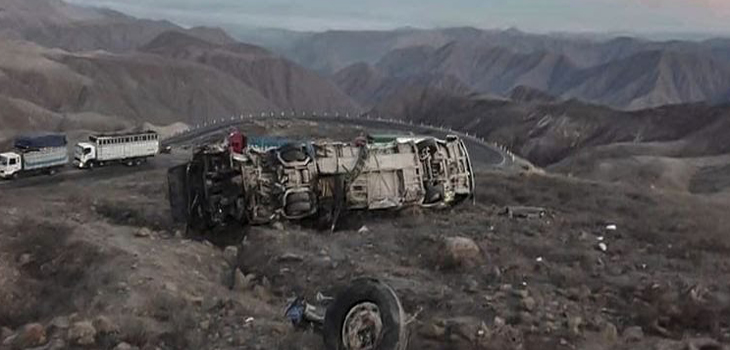 Brutal accidente en Perú: al menos 27 personas murieron luego que bus cayera a precipicio