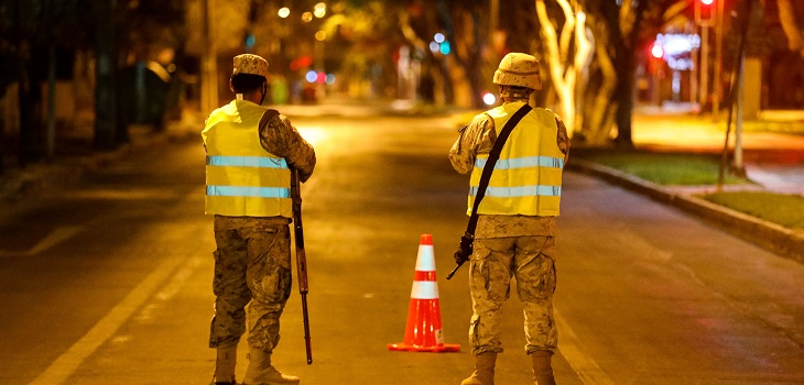 ¿Es efectivo el toque de queda? Debate ya está instalado a semanas de que venza la medida