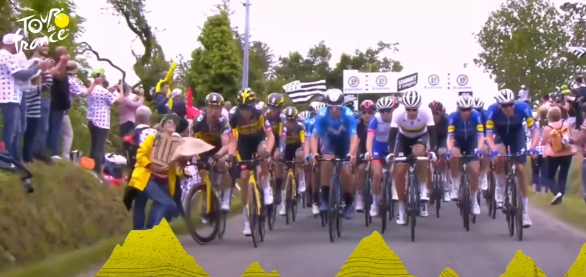 Todo por un letrero: espectadora del Tour de Francia provocó caída múltiple y terminó detenida