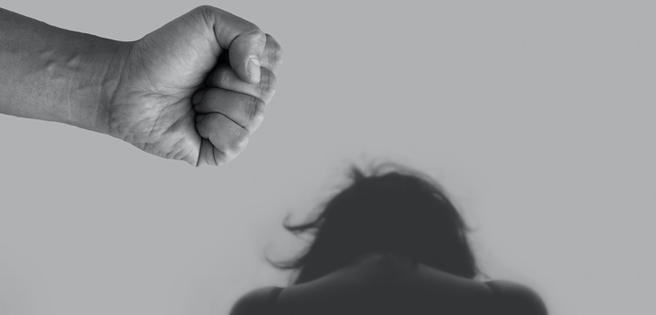 Mujer víctima de violencia de género pidió ayuda con nota en cuaderno de su hija: escuela la rescató