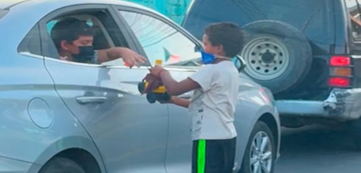 Duele pero también conmueve: viral muestra a niño compartiendo con otro que trabajaba en la calle