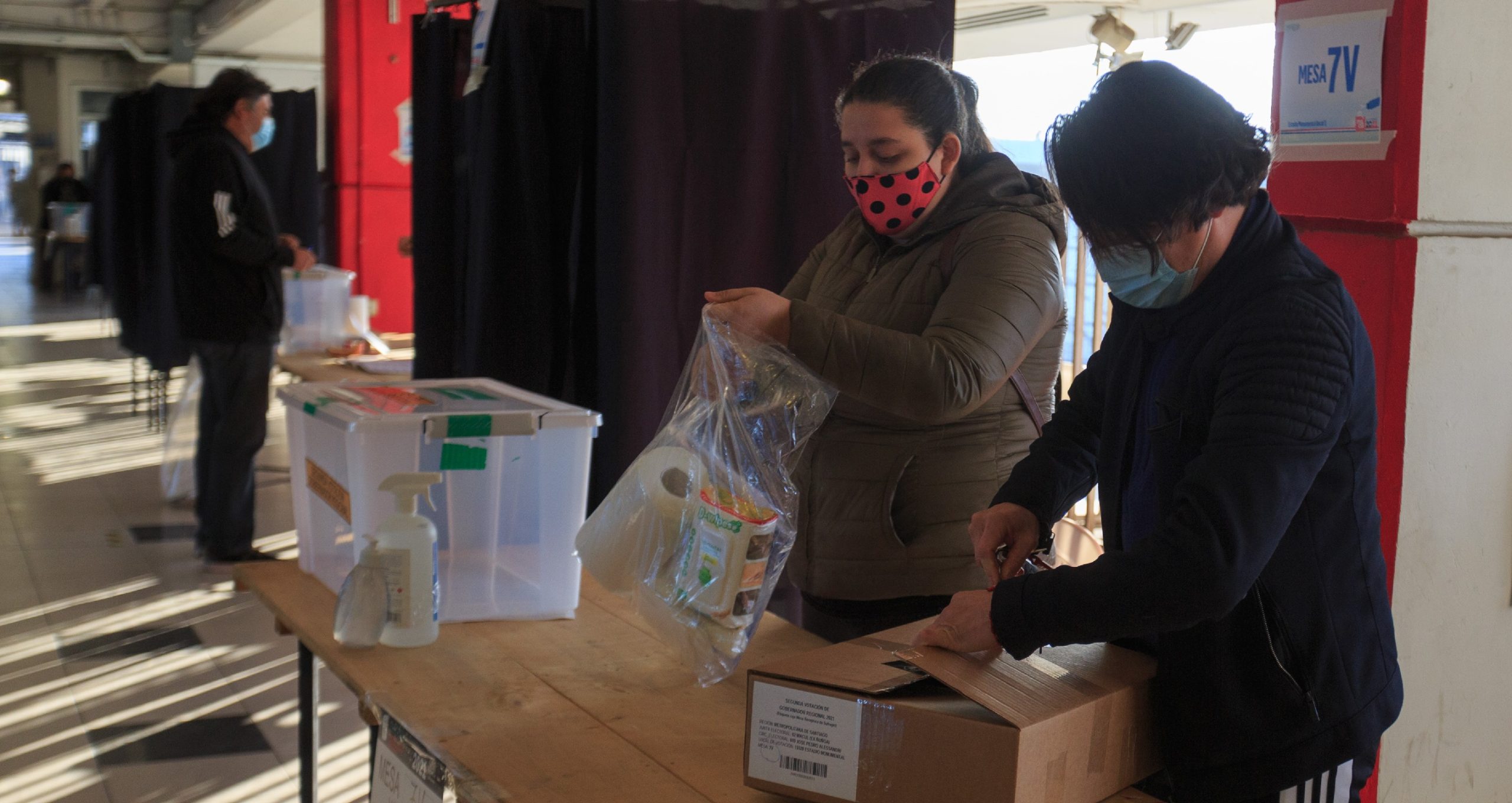 Vocales de mesa llegaron con parrilla y juego de mesa para pasar la jornada de votaciones