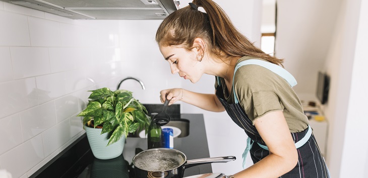 El motivo por el que jamás deberías preparar infusiones de hierbas en recipientes de aluminio