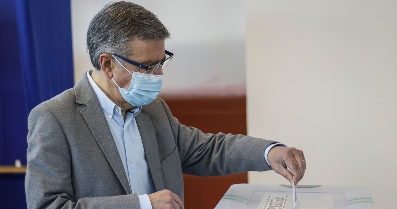 El gesto de Joaquín Lavín durante votación que fue criticado por especialista: deberíamos evitarlo