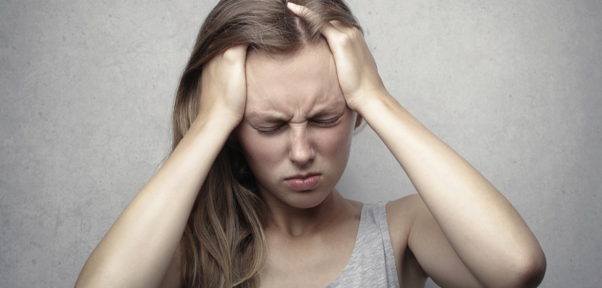 Los alimentos y hábitos que debes cambiar si sufres migraña: especialista entregó recomendaciones