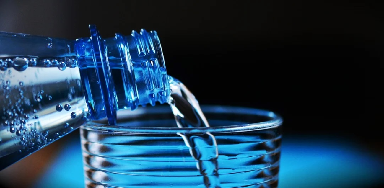 ¿Cuánta agua debemos beber al día? Las señales que indican una sobrehidratación y sus riesgos