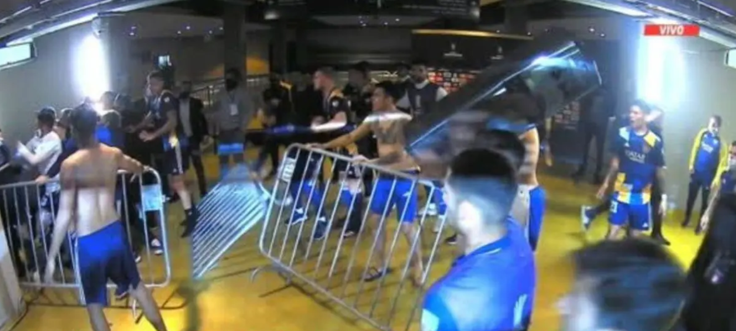 Partido entre Atl. Mineiro y Boca terminó en caos: policía intervino con gases y spray en camarines