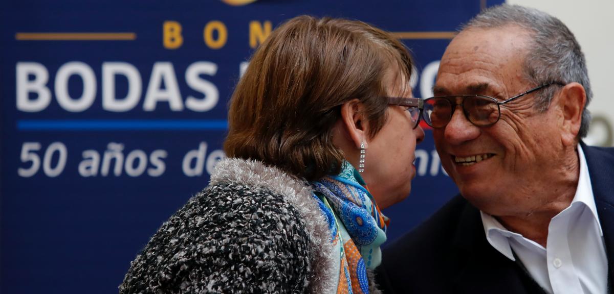 Parejas con 50 años de matrimonio pueden recibir bono de $337 mil: personas viudas también aplican