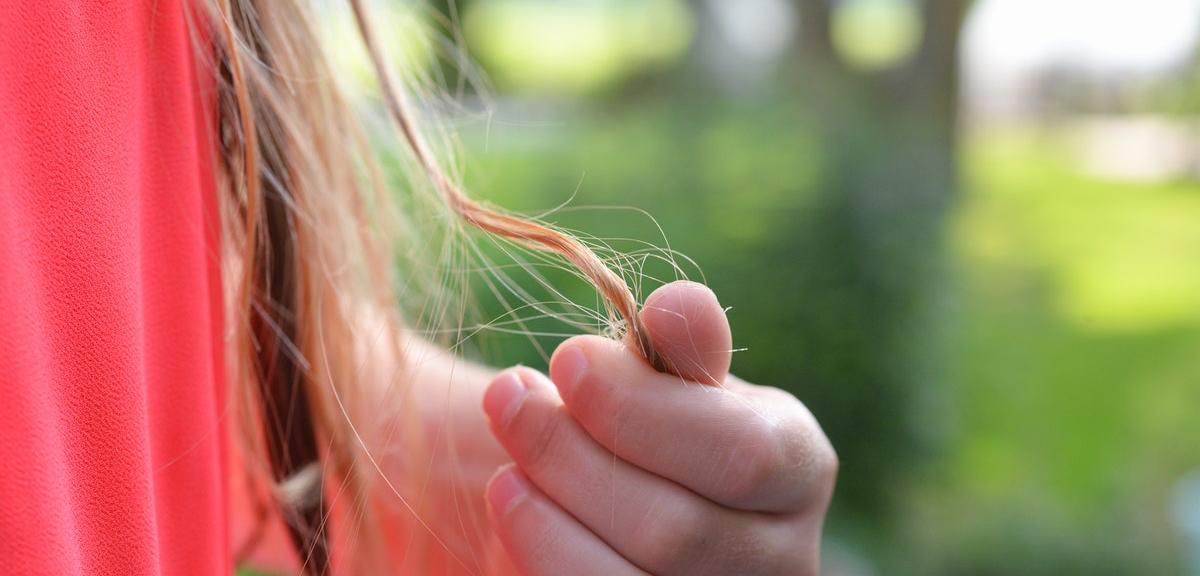 ¿Dejas cabello por donde pasas? 5 consejos prácticos para frenar la caída de pelo