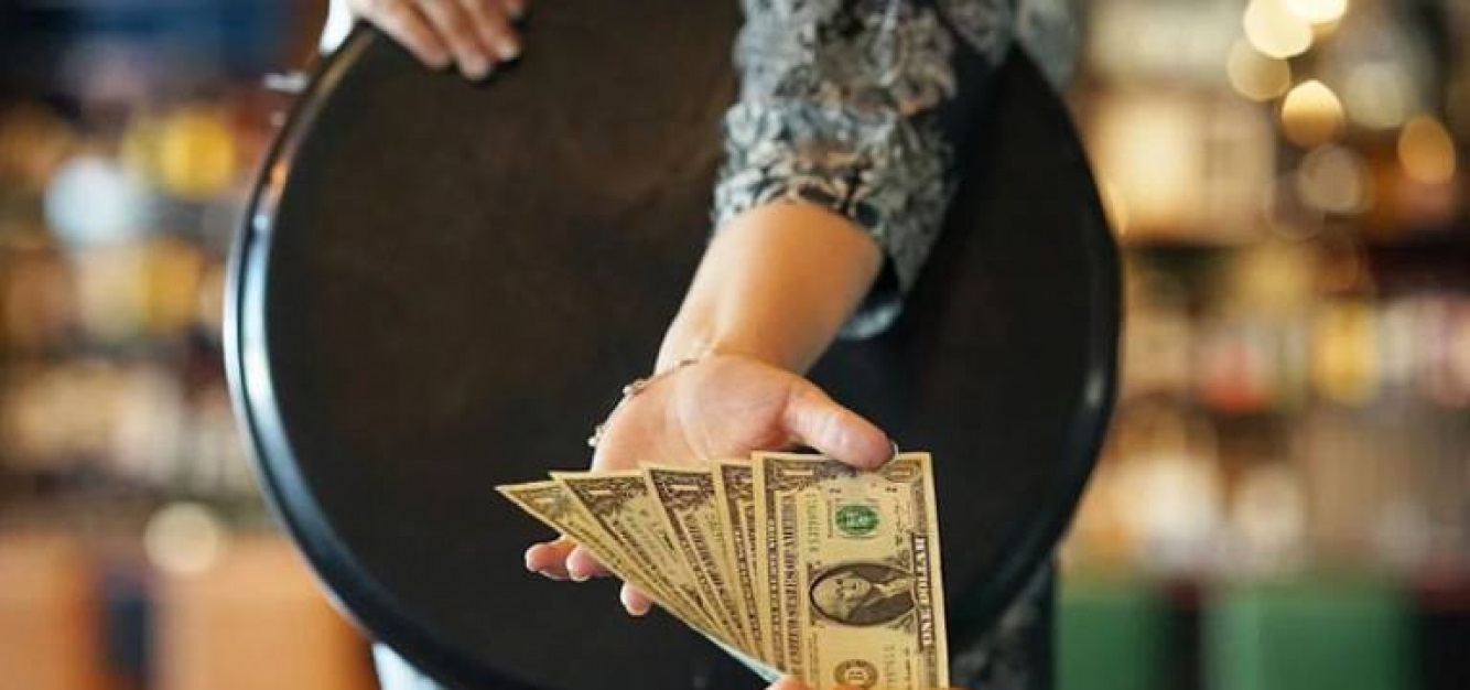 Camarera compartió el inesperado mensaje que recibió junto a la propina y que la hizo llorar