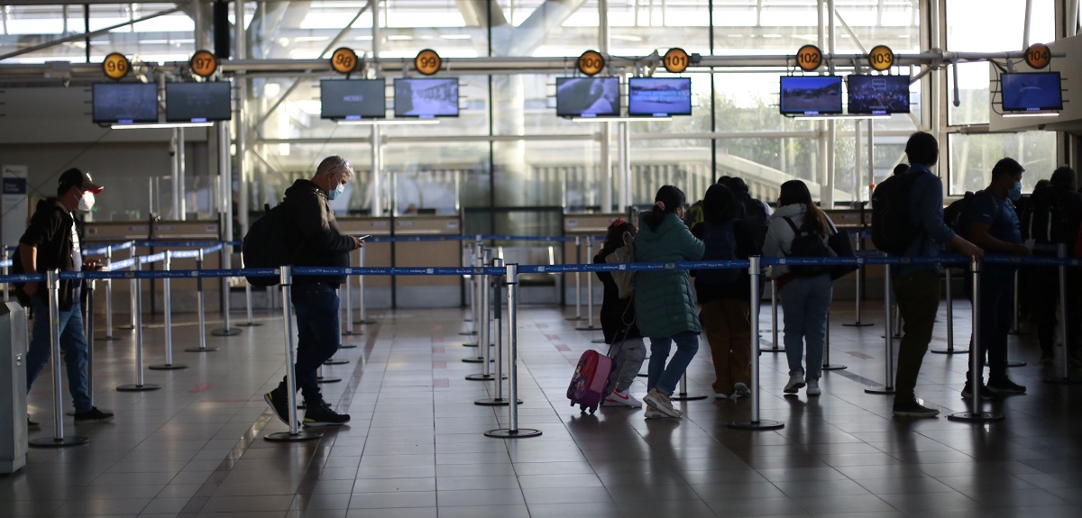 Gobierno solicitó trabajar en protocolo para que menores de edad no vacunados puedan salir del país