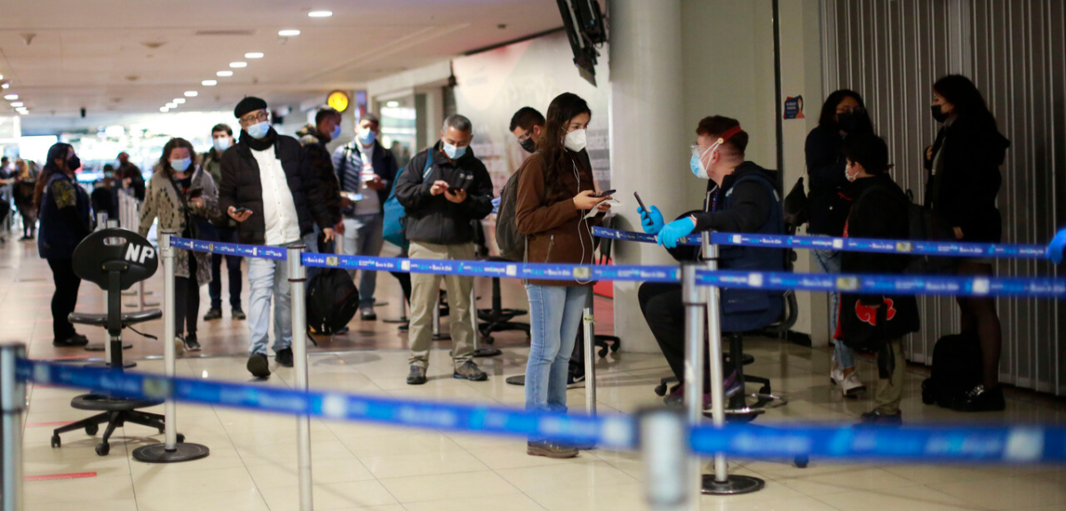 Confirman 10 nuevos casos de variante Delta en Chile: viajeros ingresaron por Aeropuerto de Santiago