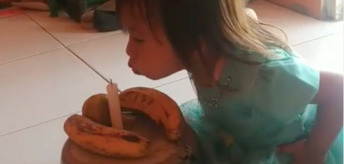Dos plátanos y una vela: la austera celebración de cumpleaños de una niña que se volvió viral