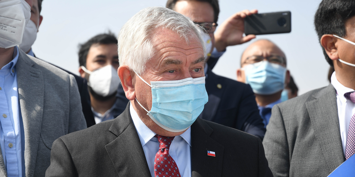 Ministro Paris apoyó idea de aplicar “dosis de refuerzo” contra el COVID para grupos de alto riesgo