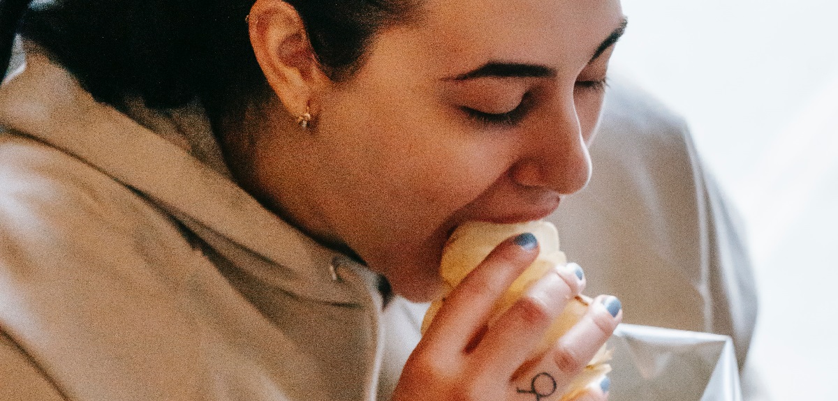 8 ejemplos de hambre emocional que te confirmarán si estás alimentándote de forma desordenada