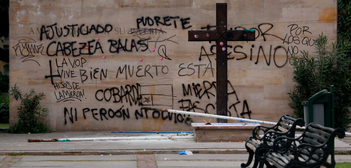 Hermana de Jaime Guzmán se querella por ataque a la tumba del fundador de la UDI