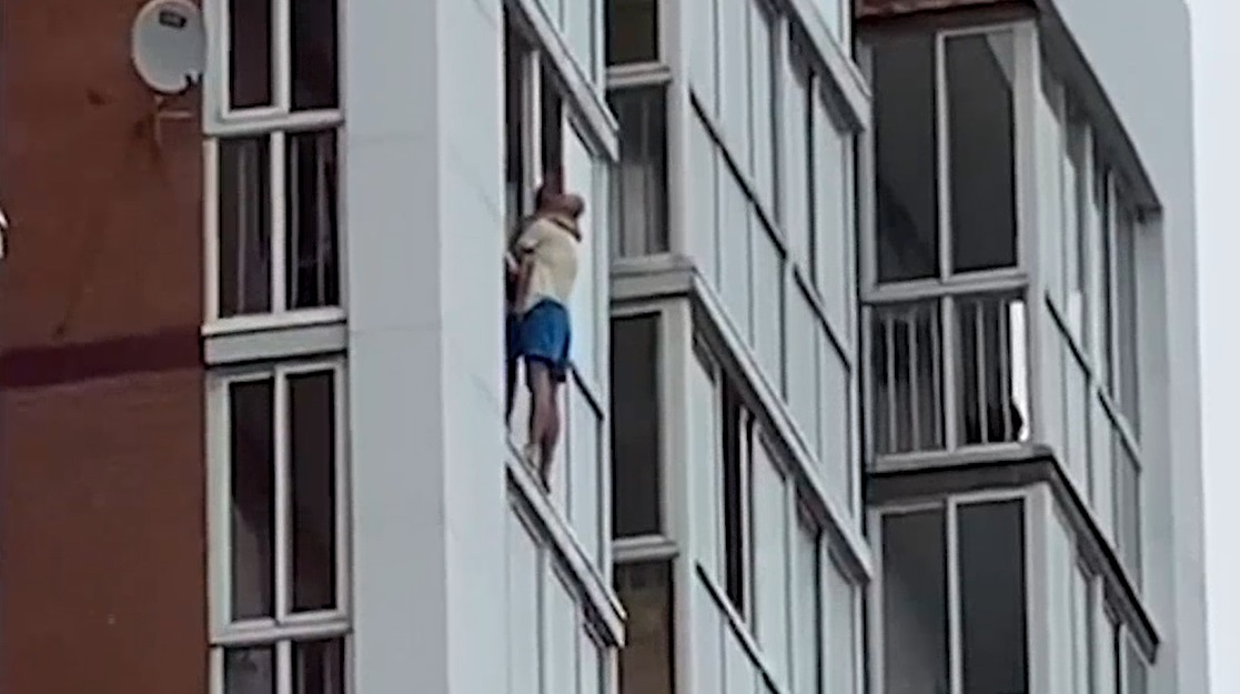 Hombre amenazó con lanzar a un niño desde el piso 13 de un edificio: hecho generó terror en Rusia