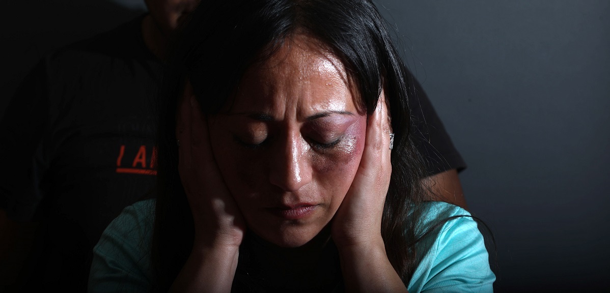 Mujer tuvo que viajar más de 500 kilómetros para denunciar violencia doméstica: policía no le creía