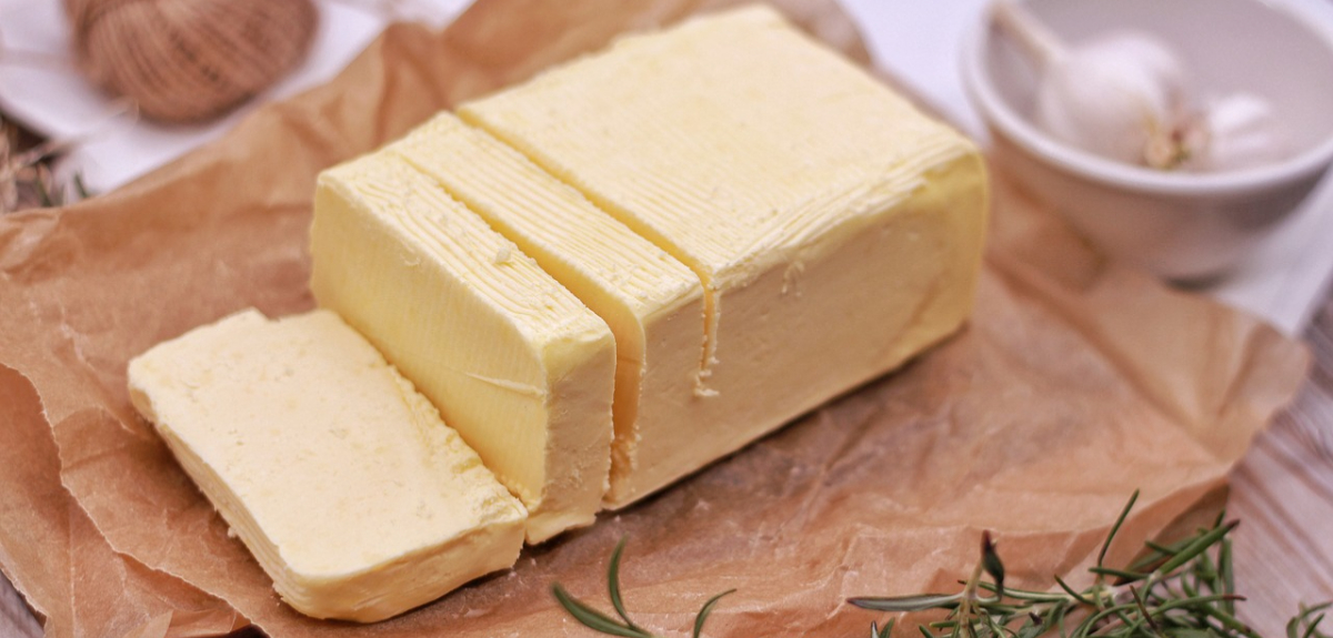 ¿Mantequilla o margarina? Nutricionista explica sus diferencias y cuál es la más saludable