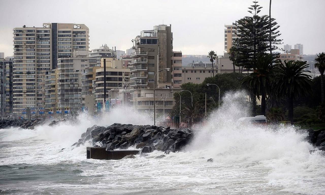 Dos personas mayores y un niño fueron arrastrados por ola en Viña del Mar: hombre los salvó