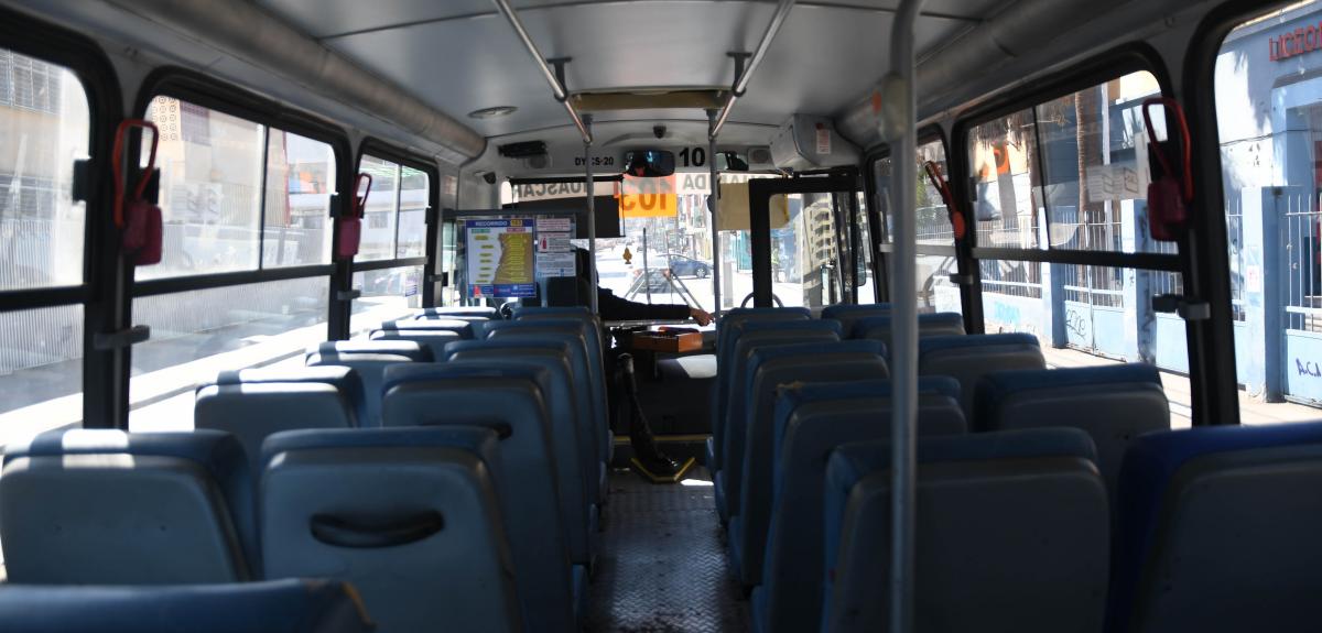 Dos mujeres y un hombre: cámara de micro registra brutal golpiza y robo a chofer en Valparaíso