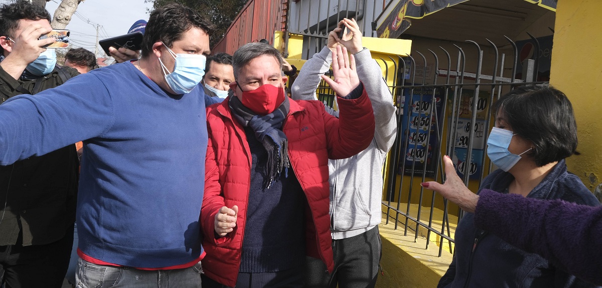 Escoltado por seguidores y con agresiones a la prensa: la caótica votación de Aguilera en San Ramón