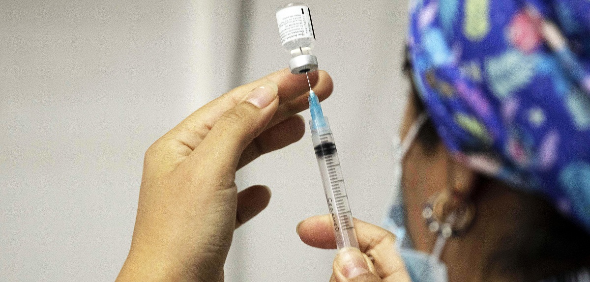 Ministerio de Salud israelí estudia posible descenso en efectividad de vacuna ante nuevos contagios