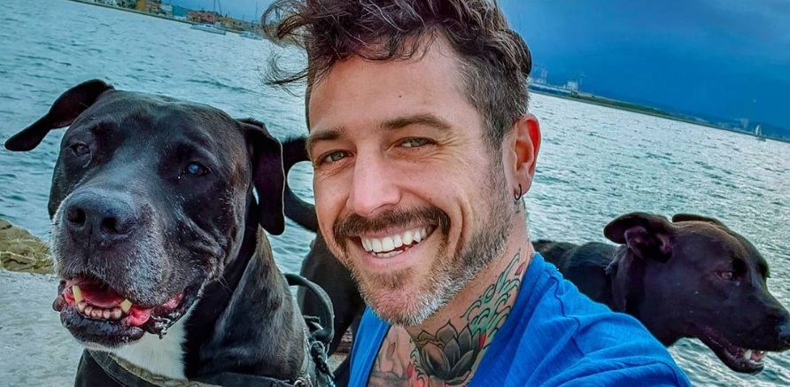 Pascual Fernández dio simbólico paseo de despedida con urna de su perro Guero: 