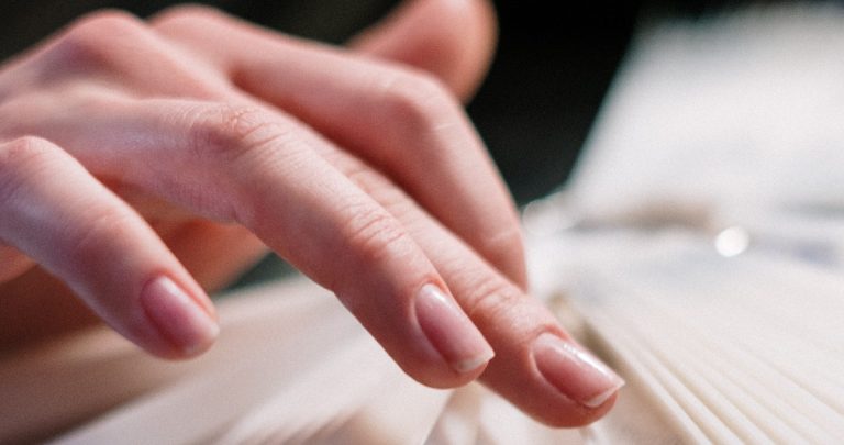 ¿Uñas quebradizas y amarillas? Quizás estás cometiendo estos errores y así los puedes solucionar