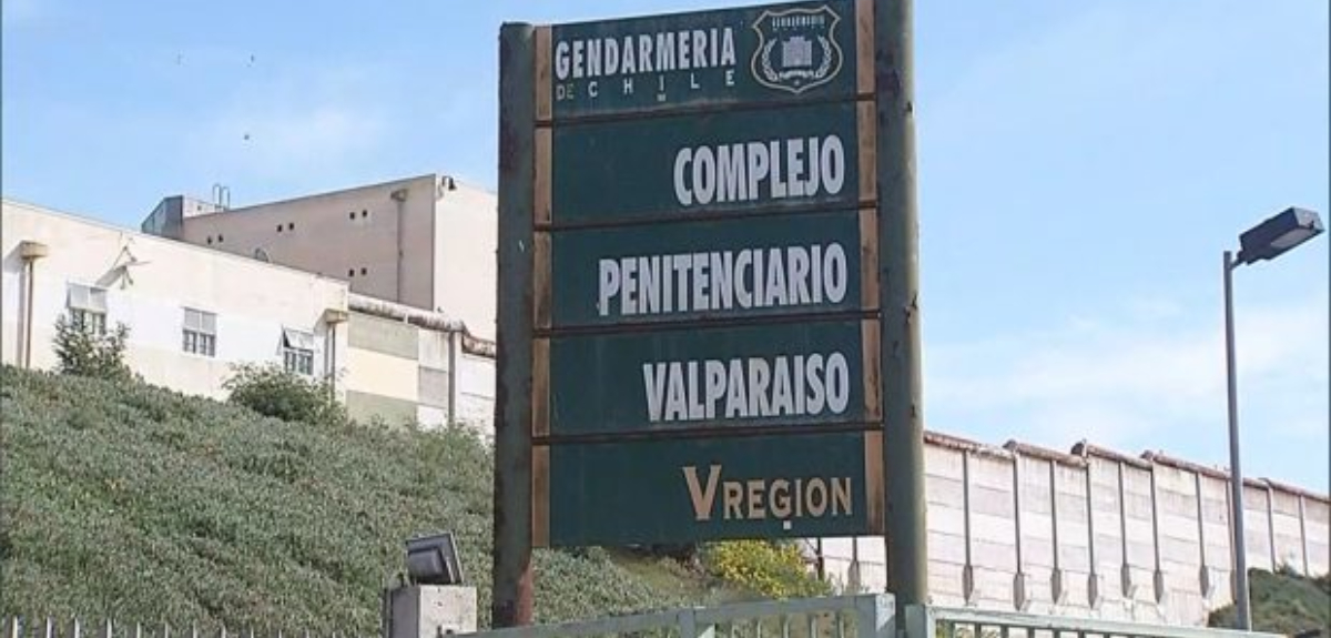 Seis reos se fugaron de la cárcel de Valparaíso: intimidaron a gendarme cuando fue a entregar el pan