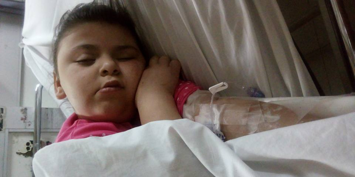 Padres de niña con extraña enfermedad que no tiene cura piden ayuda para pagar costoso tratamiento