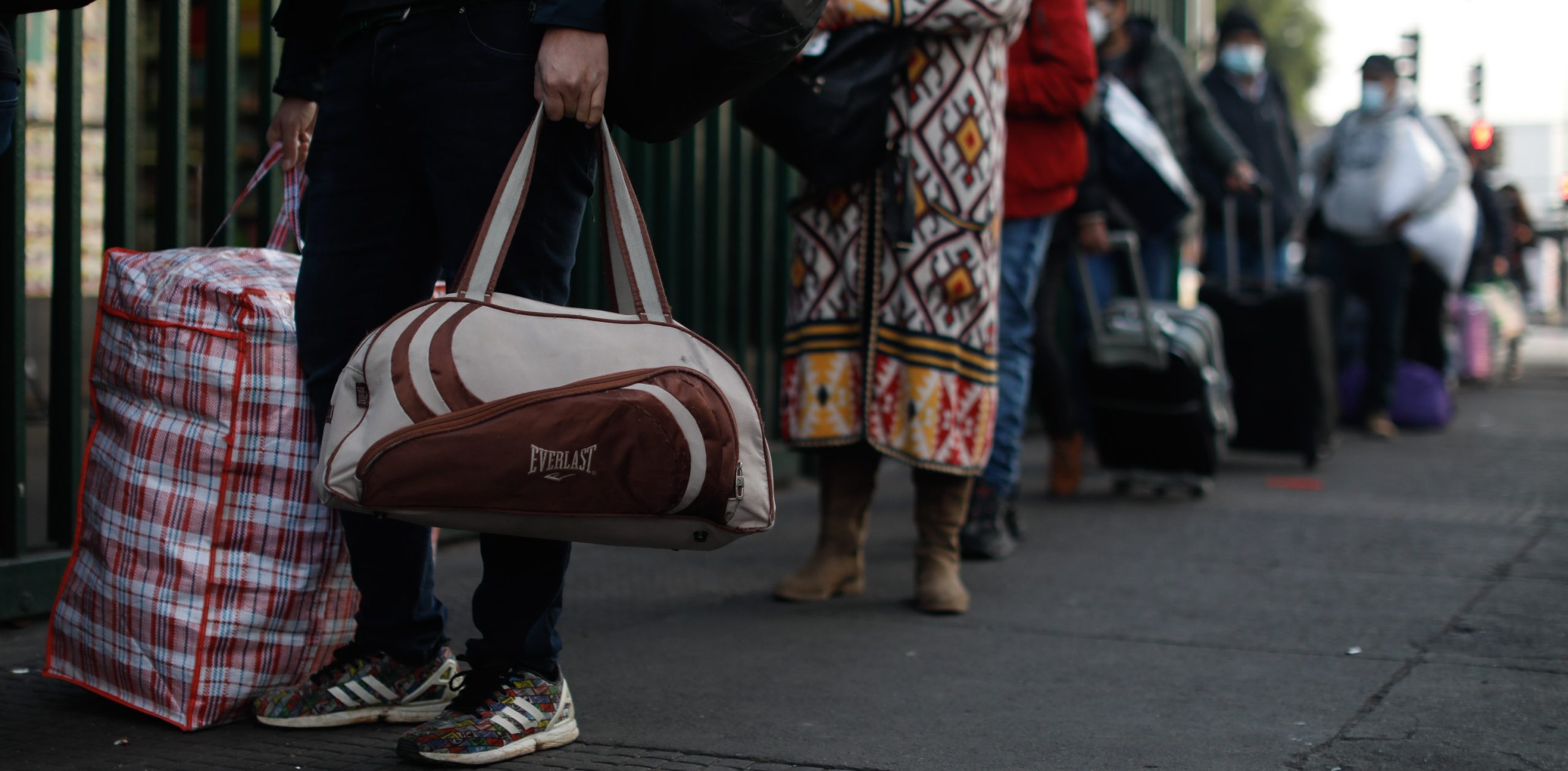 Sumario: mujer con COVID y contacto estrecho de variante Delta viajó de Santiago a Concepción en bus