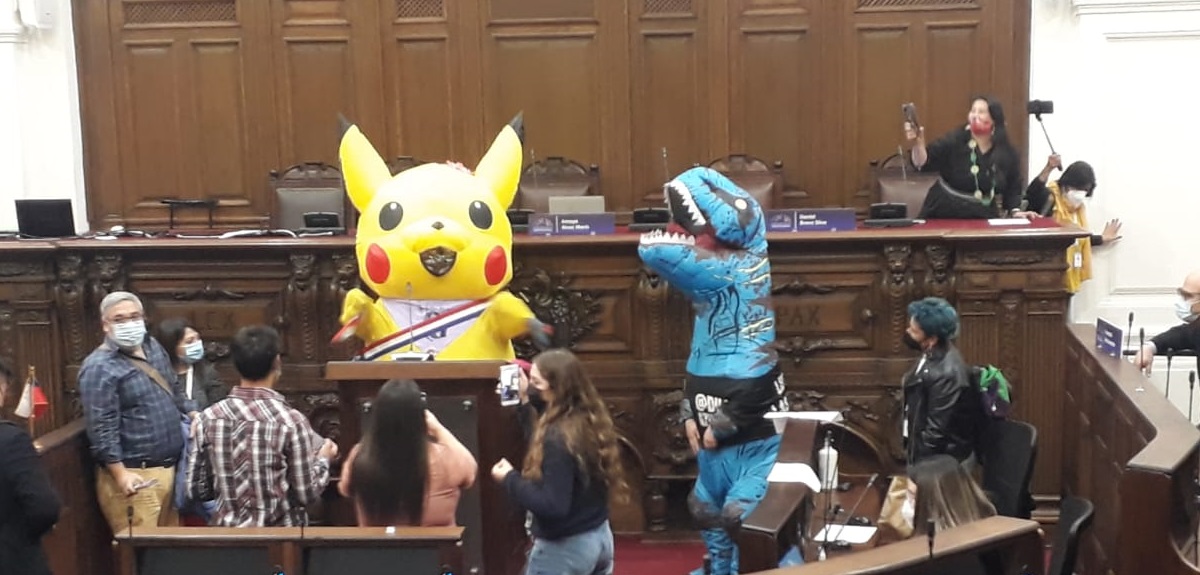 'Tía Pikachu' llegó disfrazada a edificio de la Convención: 