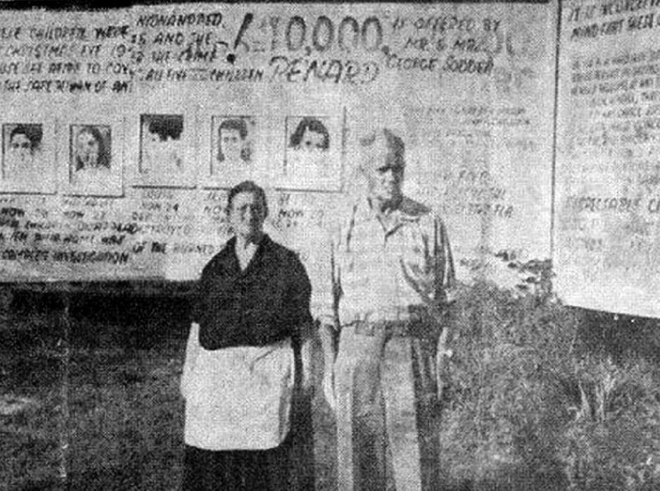 Captura | El matrimonio Sodder nunca quitó del predio de la casa el gigantesco cartel con las fotos de sus hijos desaparecidos