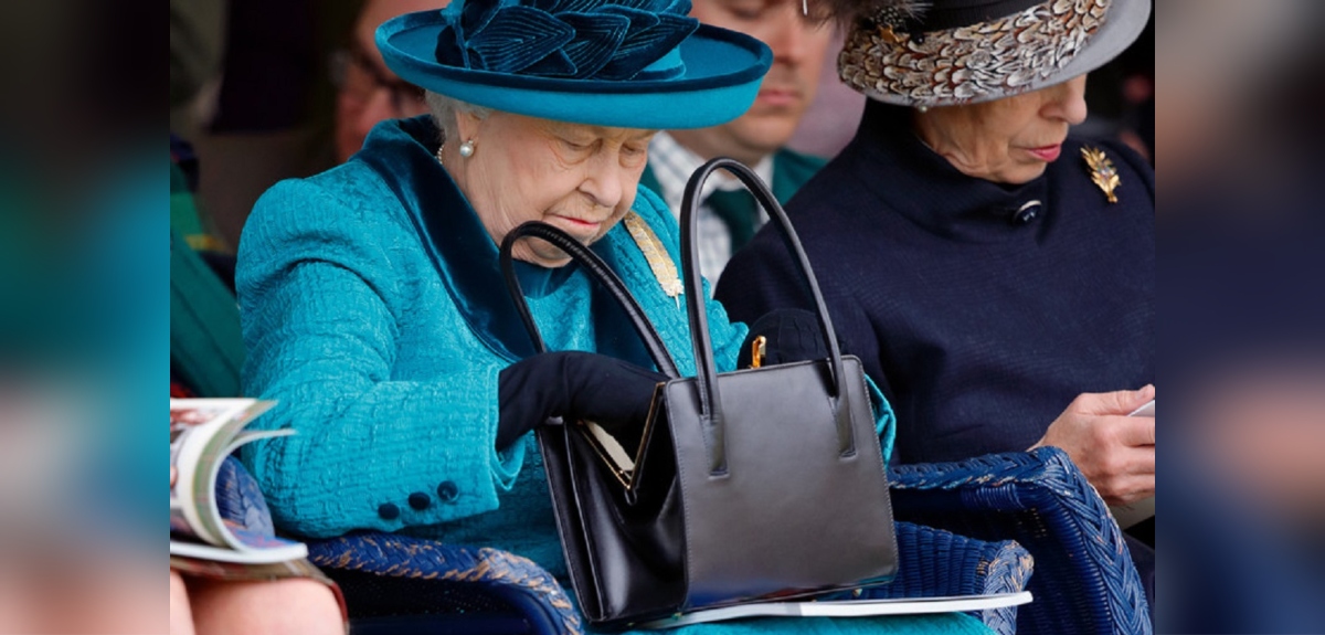 El lenguaje secreto que la Reina Isabel tiene con su cartera: revelan qué significaría cada gesto