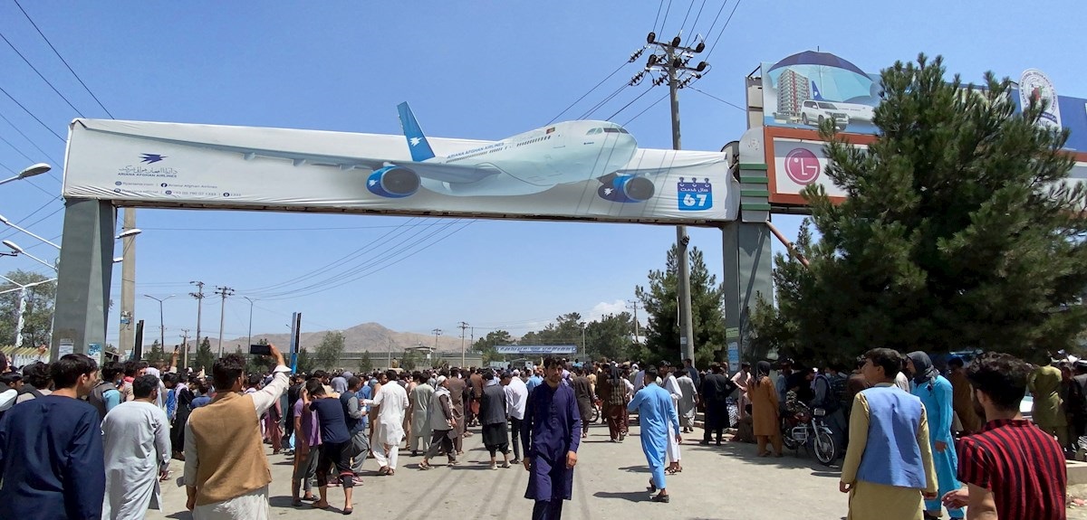 Caos en el aeropuerto de Kabul: reportan varios muertos tras fallida huida de miles de afganos