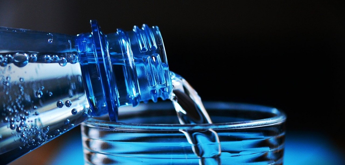 ¿Beber agua funciona para evitar la resaca? Estudio alemán derribó popular creencia