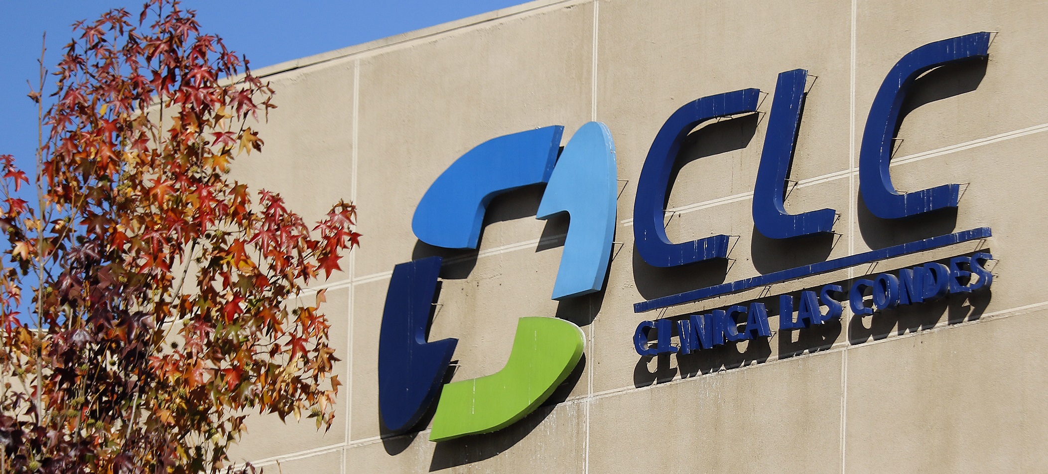 Clínica Las Condes recibió millonaria multa por tercera dosis de vacuna al presidente del directorio