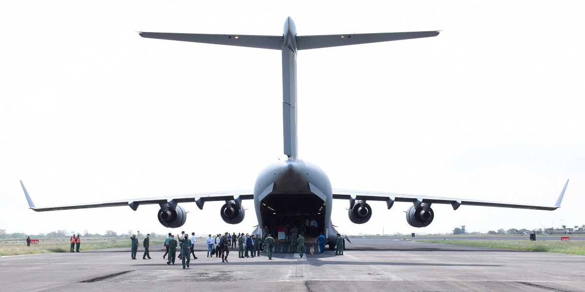 ¿Por qué no debes tomar té ni café en un avión? Azafata se hizo viral al contar la asquerosa razón