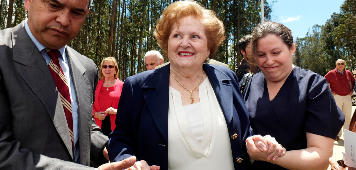 Dan de alta a Lucía Hiriart tras estar 10 días internada en Hospital Militar por cuadro respiratorio