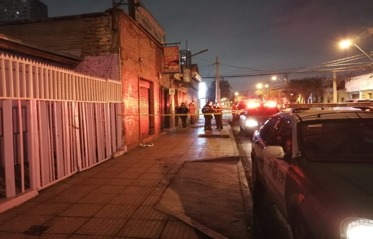 Balacera al interior de restaurante en Estación Central dejó un muerto y dos heridos: autor escapó