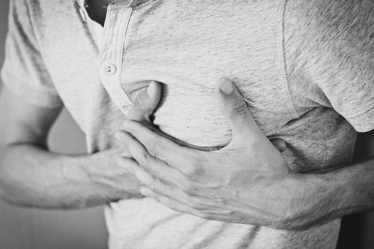 Dolor o puntadas en el corazón: las señales que indican que debes ir a un cardiólogo