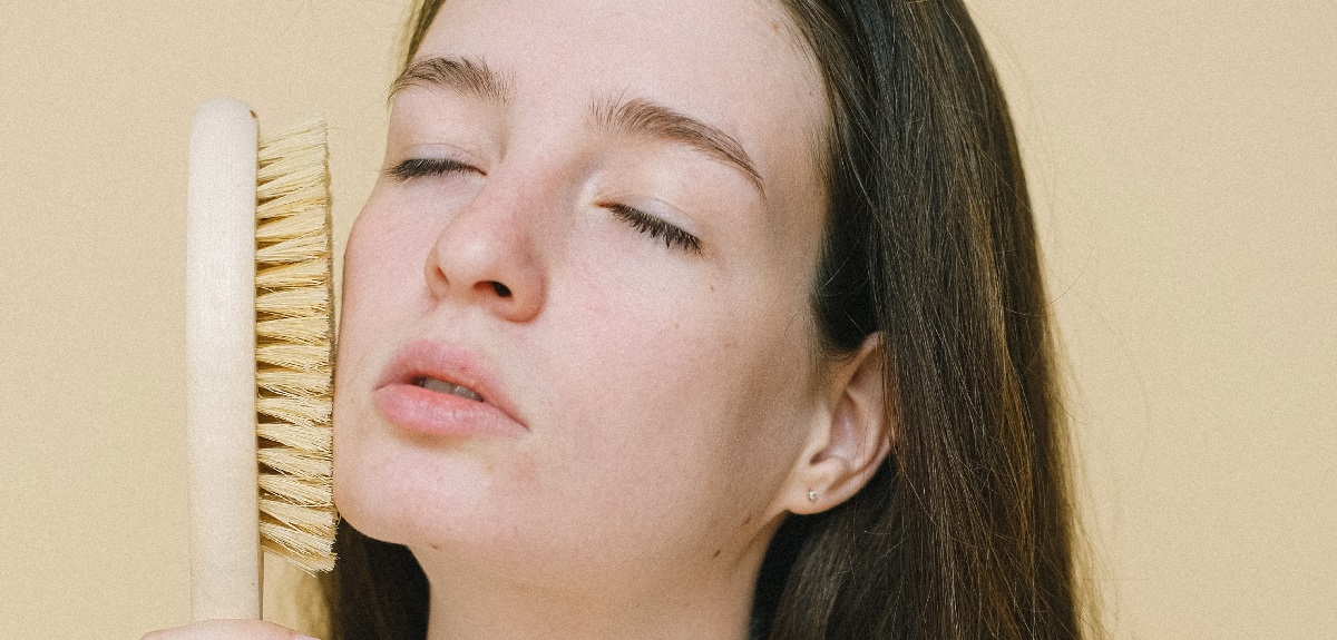 Dry brushing facial: cómo cepillar en seco el rostro puede traer grandes beneficios para la piel