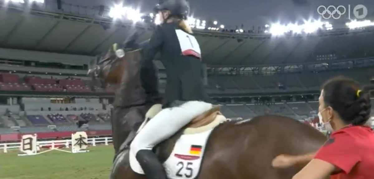 Entrenadora golpeó a caballo en pentatlón y fue expulsada de los JJ.OO: video develó la agresión
