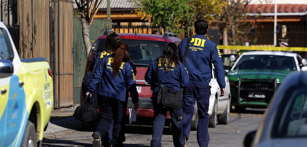 Hombre murió en su domicilio en Maipú tras ser apuñalado por la espalda en nuevo caso de VIF